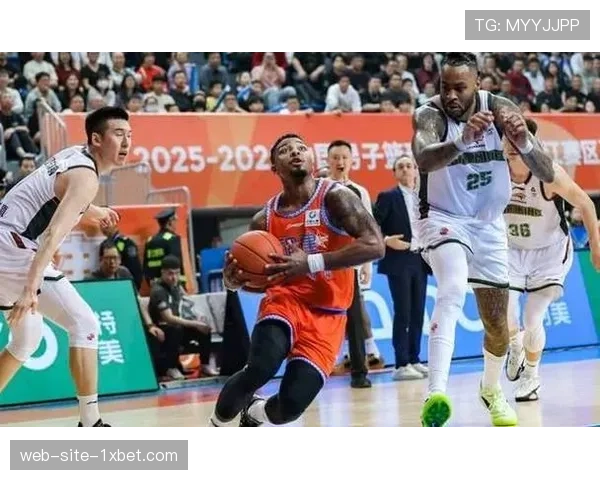 莱迪与付豪内线搭档效果 辽宁进攻空间因双塔配置获优化